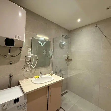 Wow - With Free Parking Apartment