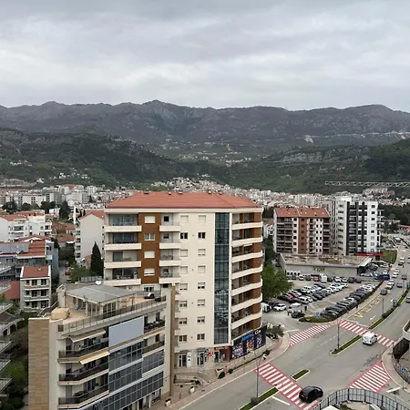 Wow - With Free Parking Apartment